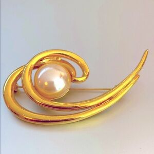 Vintage Swirl Elegant Gold Brooch With Faux Pearl Accent